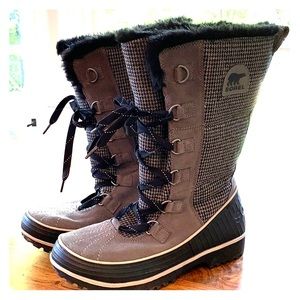 Sorel women’s snow boots size 9.5